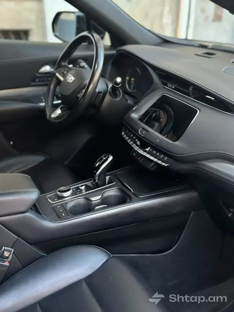 Luxurious Cadillac XT4 4WD 2020 3