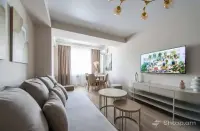 Designer Renovated Apartment in the Center image thumbnail 0