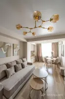 Designer Renovated Apartment in the Center image thumbnail 1