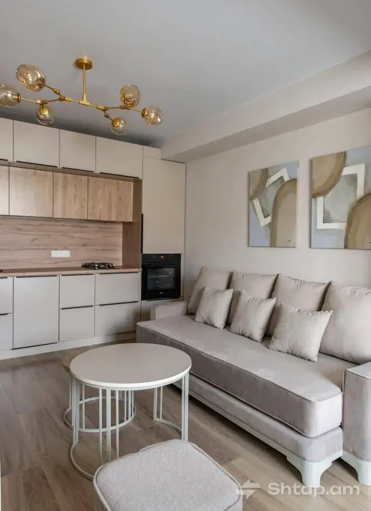 Designer Renovated Apartment in the Center 2