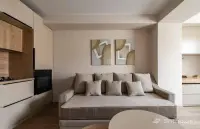 Designer Renovated Apartment in the Center image thumbnail 3