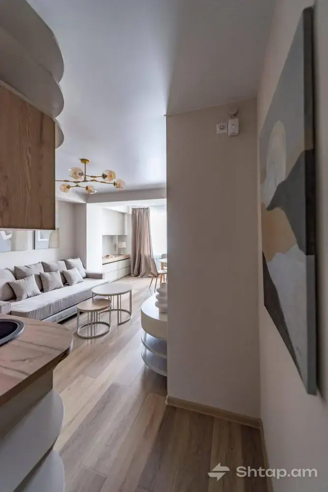 Designer Renovated Apartment in the Center 4