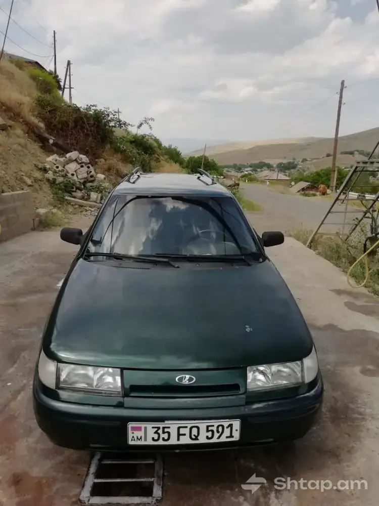 Lada 2111: Reliable and Comfortable Car 1