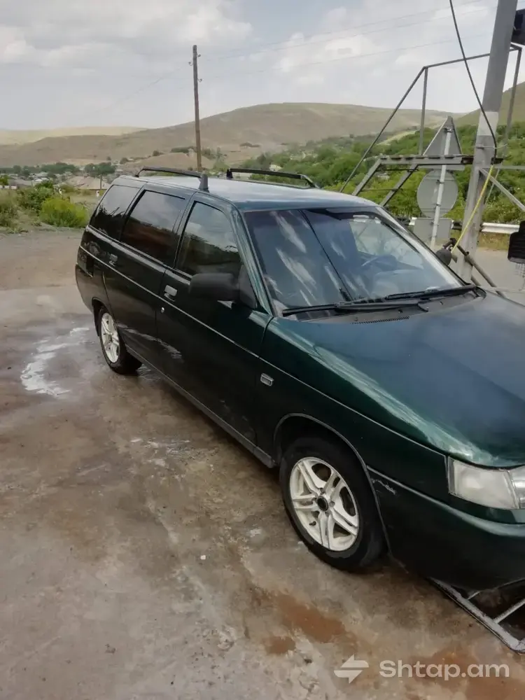 Lada 2111: Reliable and Comfortable Car 3