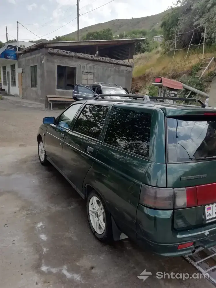 Lada 2111: Reliable and Comfortable Car 4