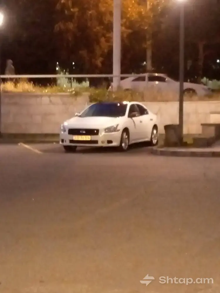 Nissan Maxima Car in Excellent Condition 4