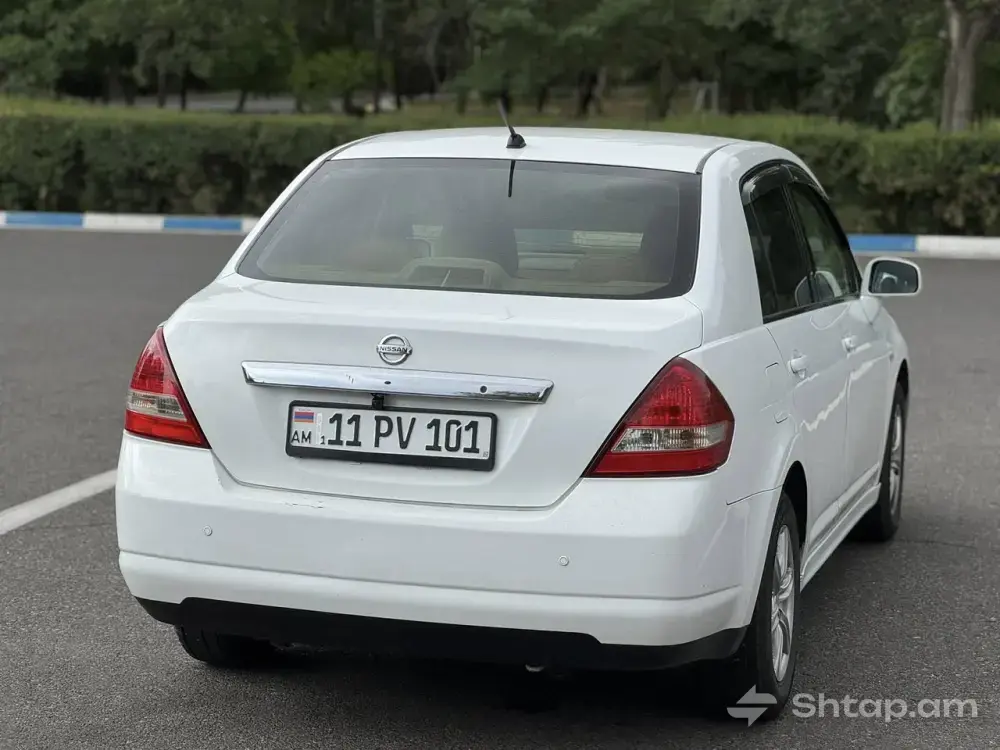 Nissan Tiida in Excellent Condition 4