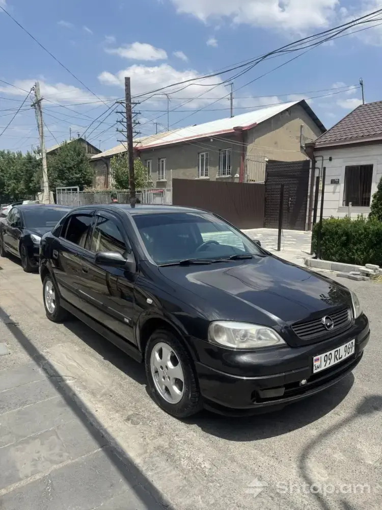 Վաճառվում է սև Opel Astra 2002 թ. 2