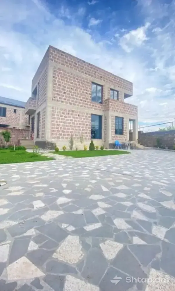 Վաճառվում է Շքեղ Երեք Հարկանի Առանձնատուն Զովունիում 0