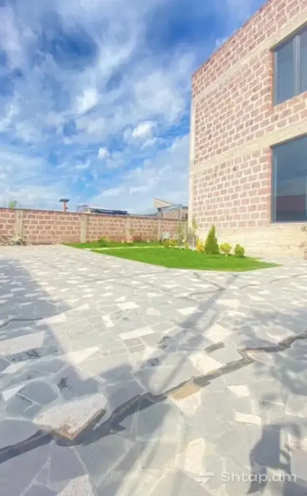 Վաճառվում է Շքեղ Երեք Հարկանի Առանձնատուն Զովունիում 2