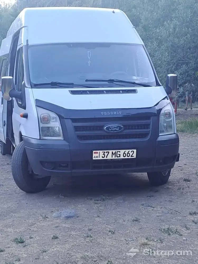 Վաճառվում է սպիտակ Ford Transit՝ առանց վնասվածքների 3