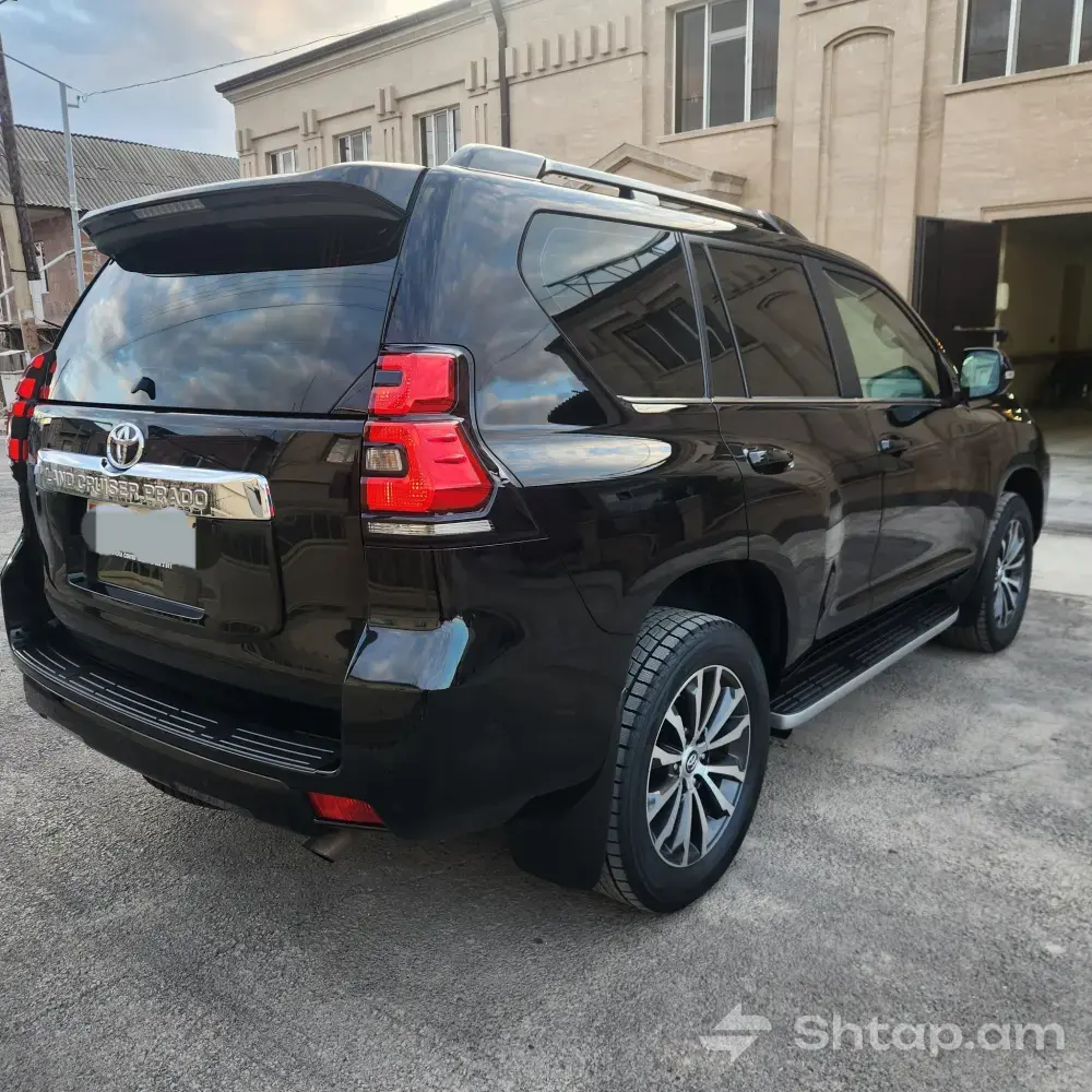 Toyota Land Cruiser Prado 2023 in Excellent Condition 3