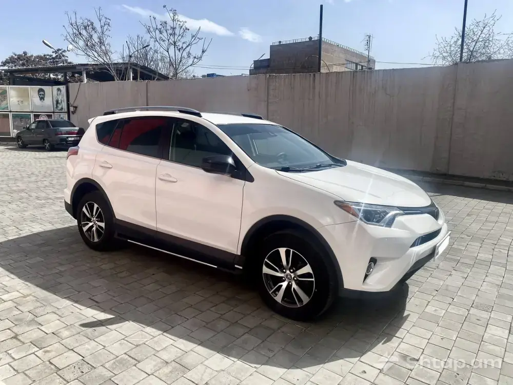 Վաճառվում է Toyota RAV4՝ սպիտակ գույնի և առանց վնասվածքների 1