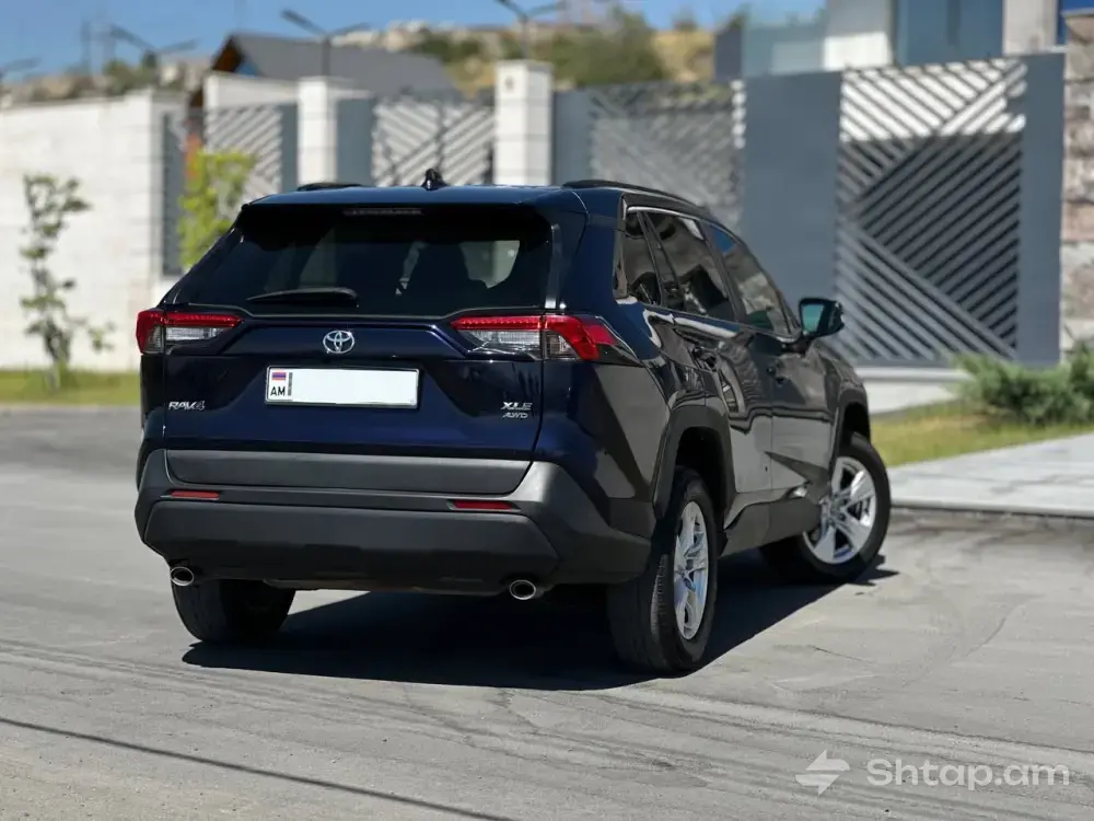 Excellent Condition 2020 Toyota RAV4 XLE 1