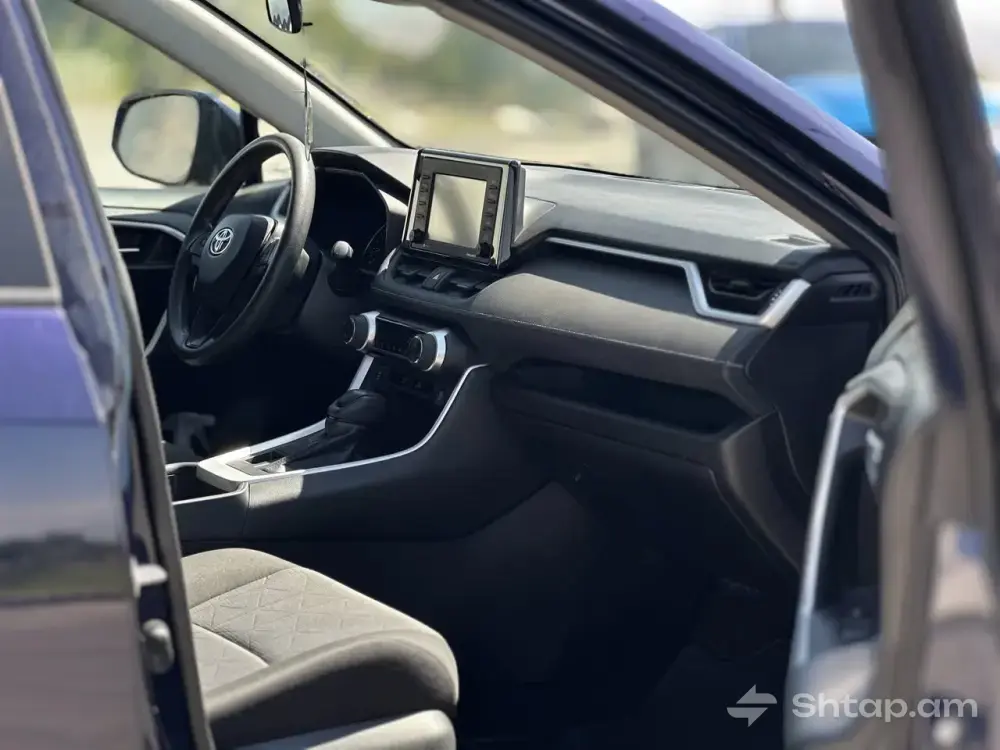 Excellent Condition 2020 Toyota RAV4 XLE 4