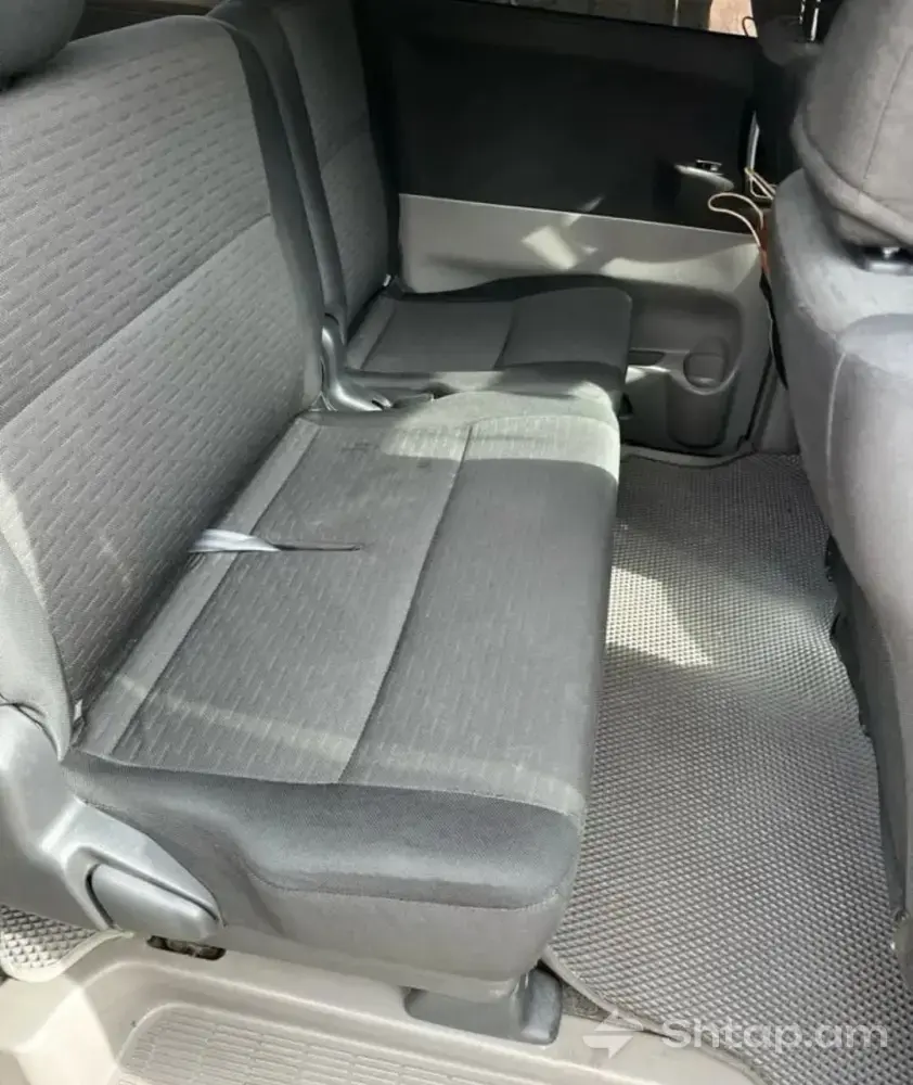 Toyota Voxy Minivan in Good Condition 3