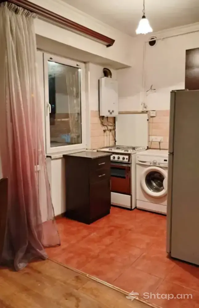 Bright Apartment Near the Metro 2
