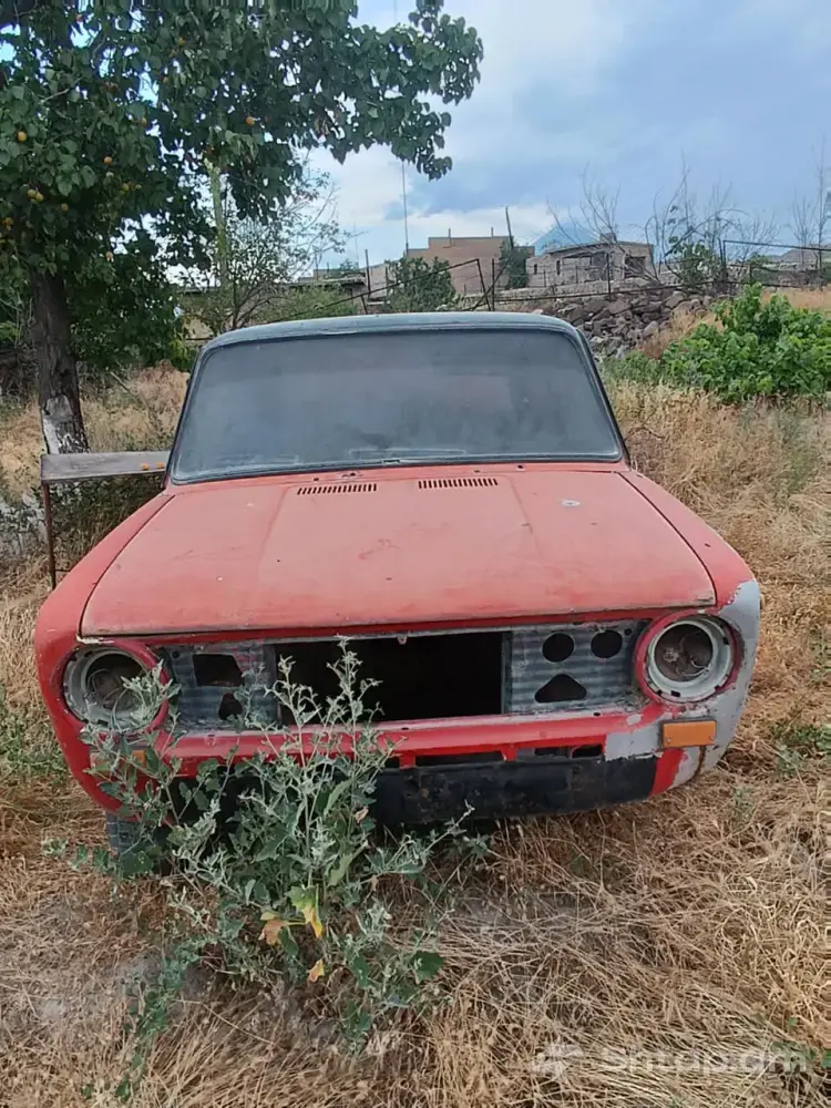 Classic VAZ 2101 Lada Sedan 2