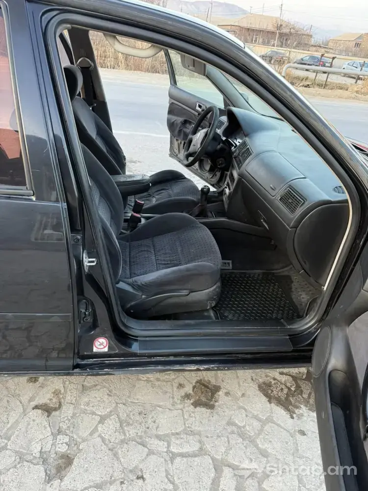 Volkswagen Golf in Perfect Condition 4