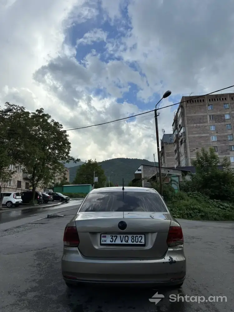 2016 Volkswagen Polo 4