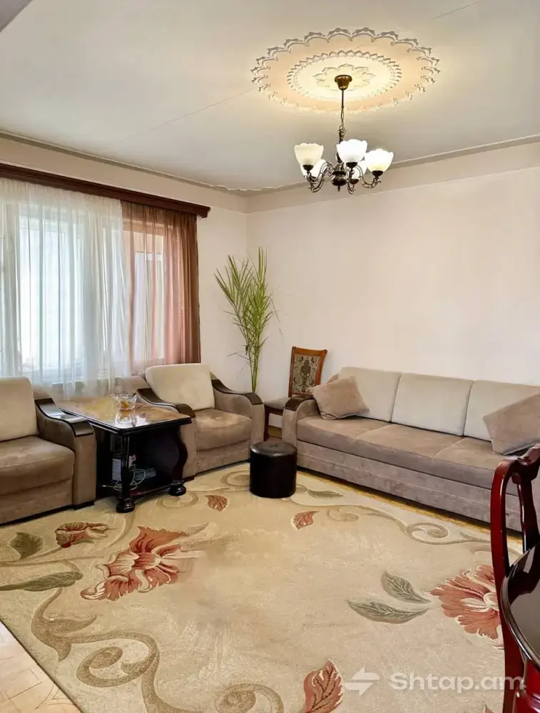 Euro-Renovated 4-Room Apartment 0